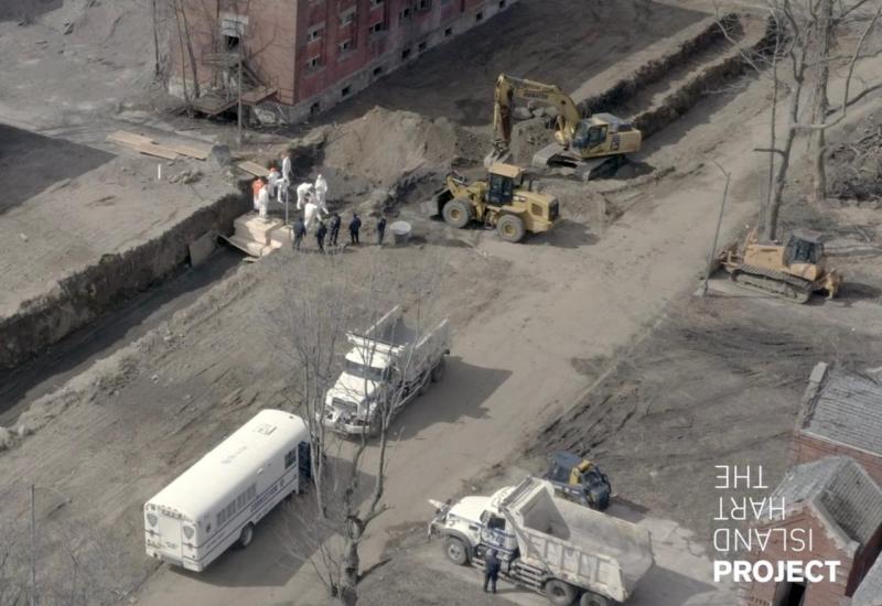 Nezamislive scene: Građevinski strojevi za ukop preminulih - Masovne grobnice u New Yorku: Žrtve koronavirusa sve su brojnije