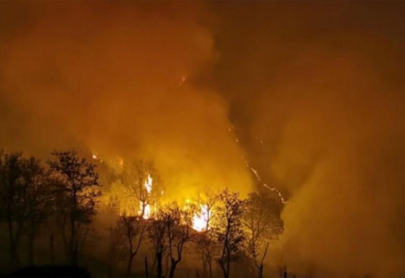 Požar prijetio kućama u Konjicu: ''Ljudi se bore, plaču''