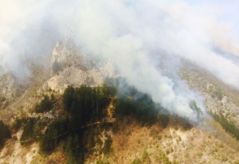 Helikopter nastavio gasiti požar kod Mostara - Helikopter nastavio gasiti požar kod Mostara