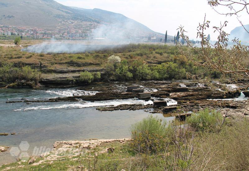 Helikopter OSBiH u akciji gašenja požara sjeverno od Mostara - Helikopter OS BiH i danas u akciji kraj Mostara; Vatra i dalje gori