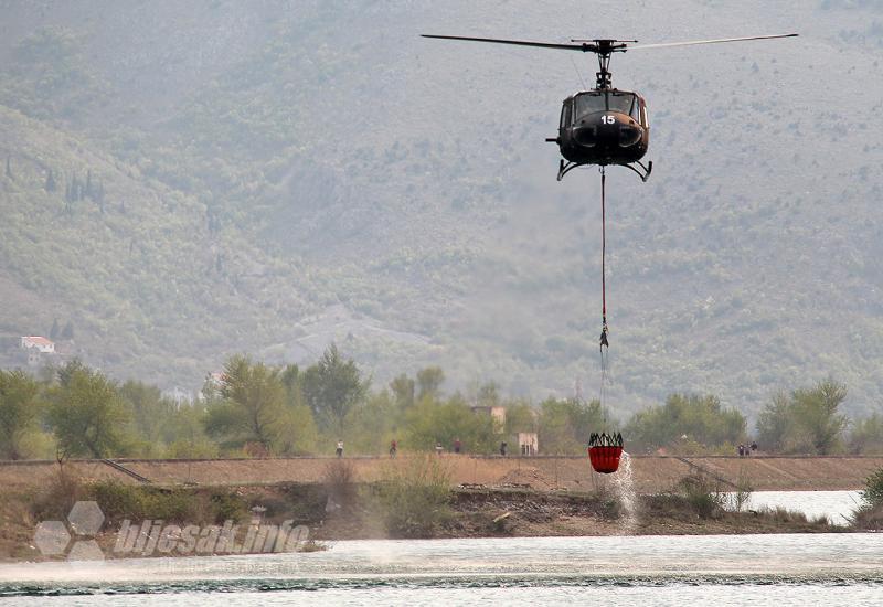 Helikopter UH1 Oružanih snaga BiH uzima vodu iz Neretve u Vrapčićima - Helikopter OS BiH i danas u akciji kraj Mostara; Vatra i dalje gori