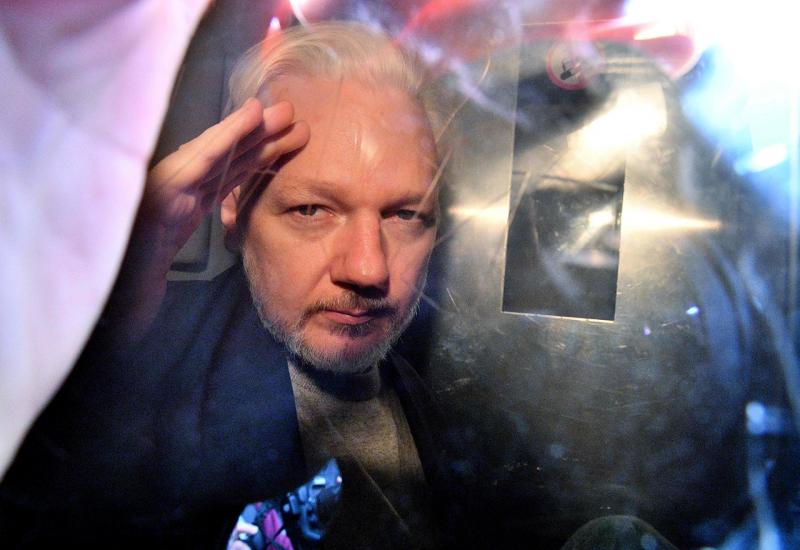 Korona odgodila ročište o izručenju Assangea 