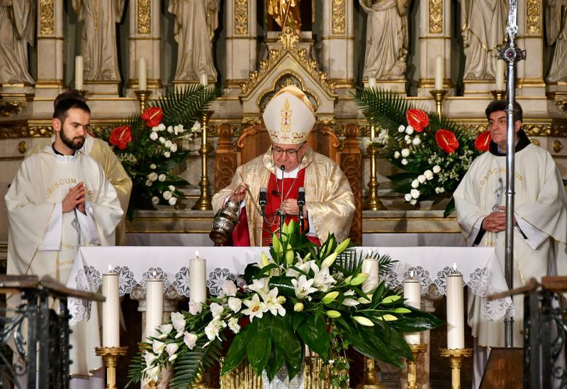 Uskrsna liturgija u sarajevskoj katedrali - Kardinal Puljić i nadbiskup Vukšić predvodili uskrsnu liturgiju bez naroda