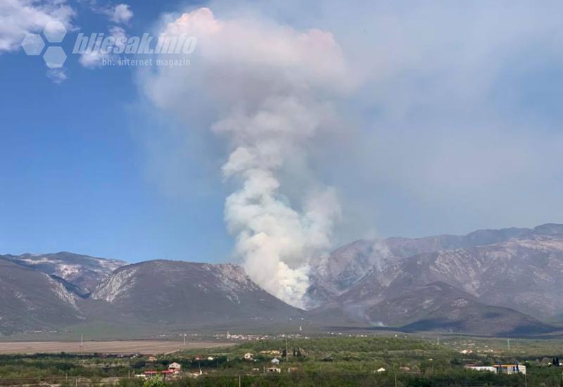 Veliki požar sjeverno od Mostara - Helikopter gubi bitku s vatrom: Pozivaju se dragovoljci da pomognu sjeverno od Mostara