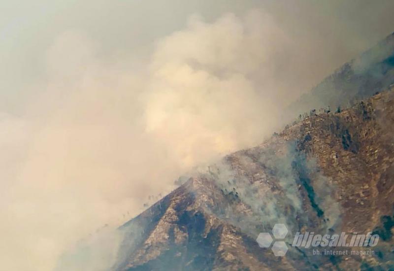Požar se pomiče prema Rujištu - Helikopter gubi bitku s vatrom: Pozivaju se dragovoljci da pomognu sjeverno od Mostara