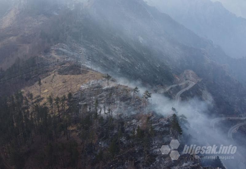 Požar na prevoju Rujište - Nakon cijelonoćne borbe: Požar koliko - toliko pod kontrolom