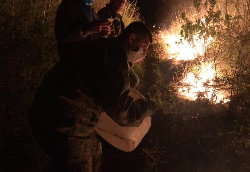 Pripadnici 4. pješačke brigade gase požar na području Rujišta - Vojnici angažirani na gašenju požara kod Rujišta i na zemlji i iz zraka