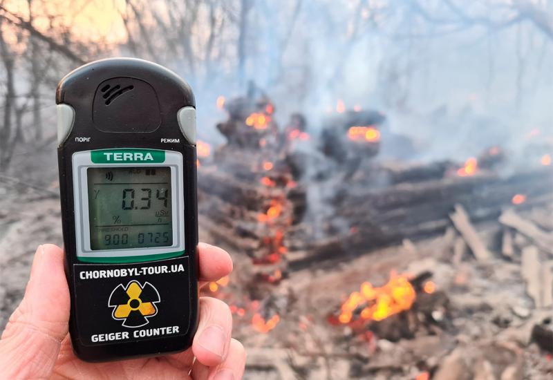 Brojač mjeri zračenje na mjestu paljenja vatre u Černobilu - Požar se približio nuklearnoj elektrani u Černobilu