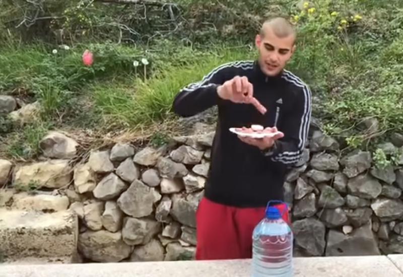 Mostarac jede sirove ćevape - Mostarac se snimao kako jede kilogram sirovih ćevapa