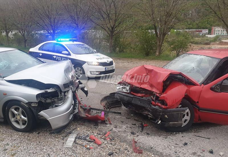 Raštani: Frontalni sudar dva Opela, dvije osobe završile u bolnici