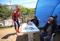 'Spiderman' u vrijeme pandemije pomaže starijim osobama