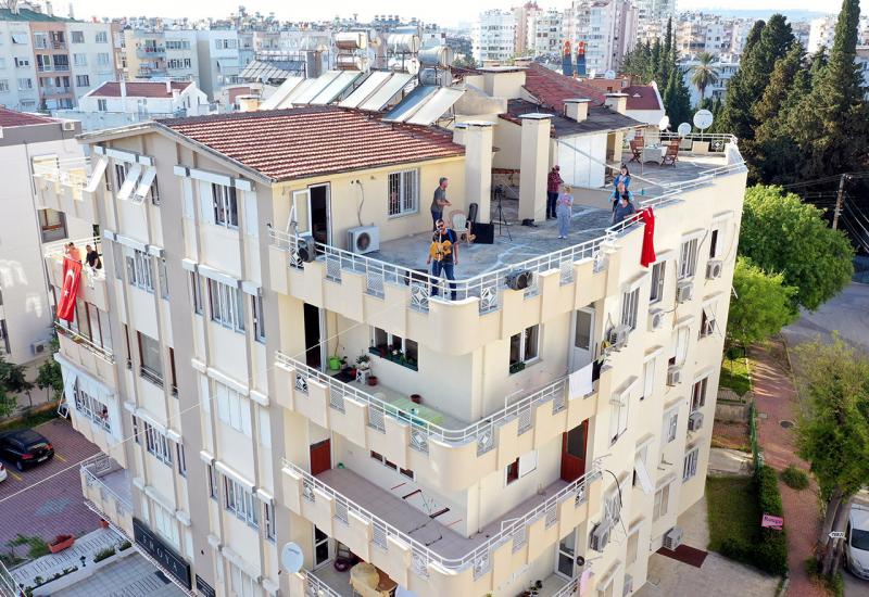 Turska: Na terasi zgrade održao koncert kako bi uljepšao dan susjedima 