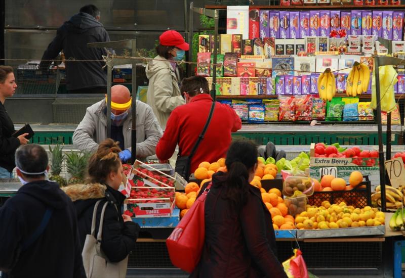 Beograd: Tržnice ponovno otvorene, građani kupuju voće i povrće