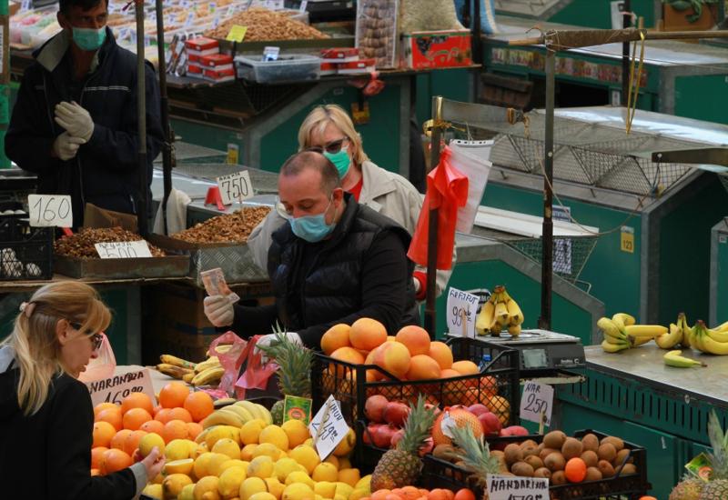 Pijace ponovo otvorene, građani kupuju voće i povrće - Beograd: Pijace ponovo otvorene, građani kupuju voće i povrće