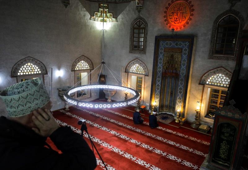 Ramazan u praznim džamijama - Počeo ramazan: Prazne džamije na teravih namazu