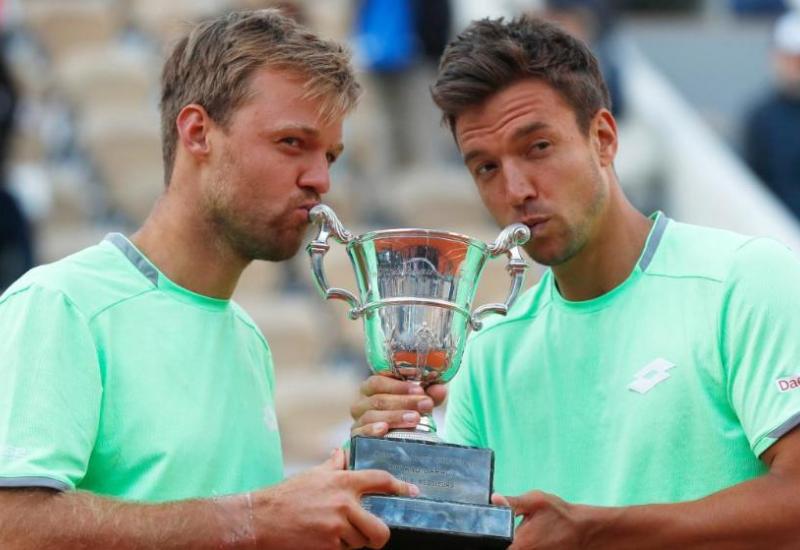 Kevin Krawietz (lijevo) osvijio je prošle godine s Andreasom Miesom French Open u konkurenciji muških parova - Pobjednik Roland Garrosa u parovima trenutačno radi u supermarketu