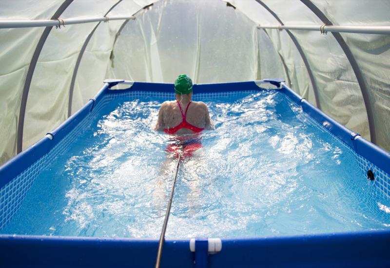 Iman Avdić pliva u bazenu - Plivanje u danima koronavirusa: Šampionski treninzi u plasteniku