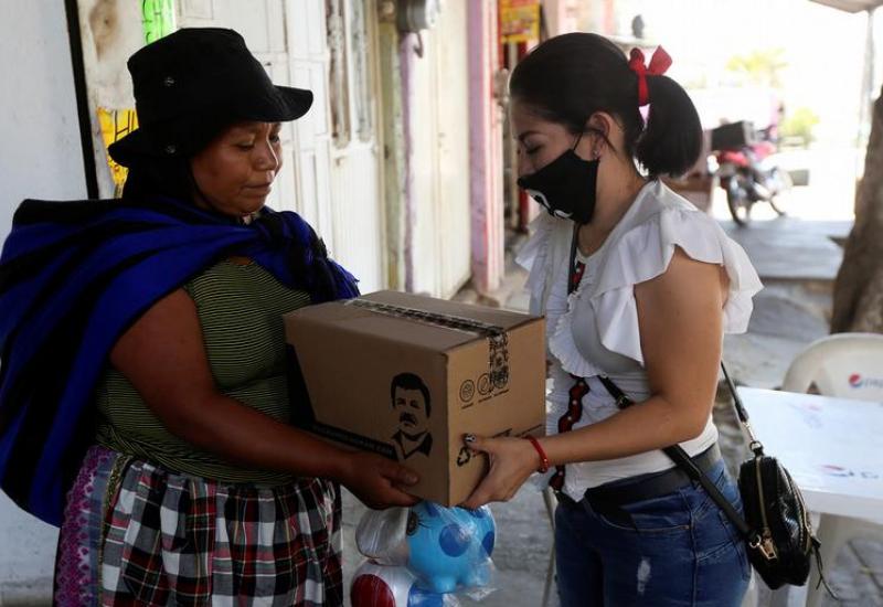Paketi s hranom i higijenskim artiklima - i sa slikom El-Chapo Guzmana - Meksiko: tko će ti pomoći ako mafija neće?