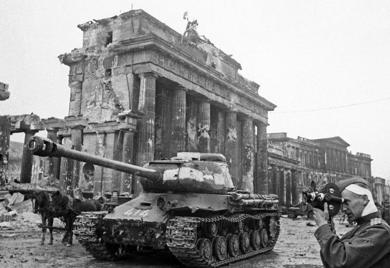Pad Berlina - Dan kada je završio Drugi svjetski rat