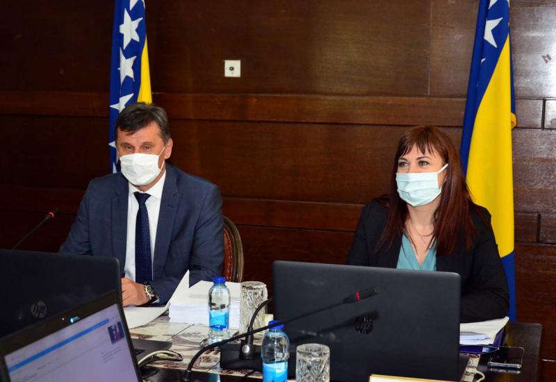 Vlada FBiH želi na stolu svu dokumentaciju o nabavci respiratora