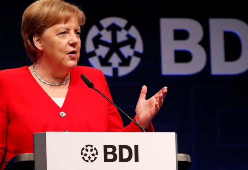 Kancelarka Angela Merkel za govornicom Saveza njemačkih industrijalaca (BDI) prošle godine  - Njemački industrijalci postavili Angeli Merkel ulitimatum do 6. svibnja