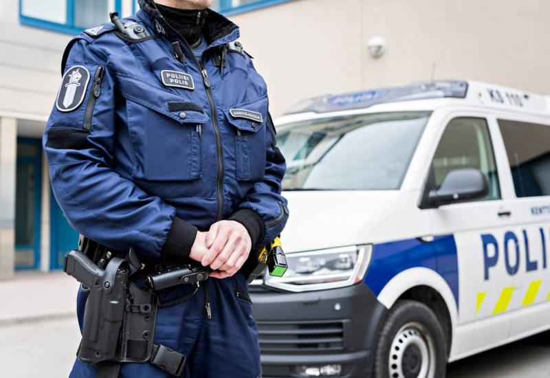 Policija u Finskoj poskidala Mercedesove i Volkswagenove oznake sa kombija 