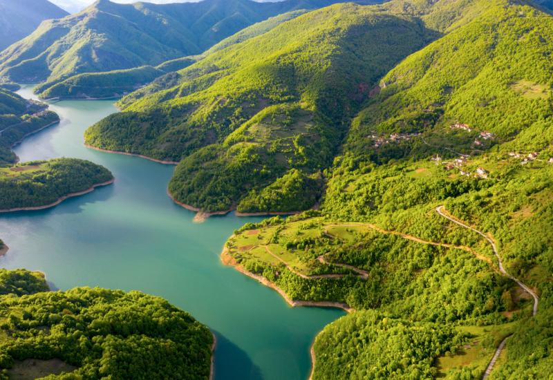 Konji na obali Jablaničkog jezera - Oaza za očuvanje bosanskog brdskog konja u Lizopercima