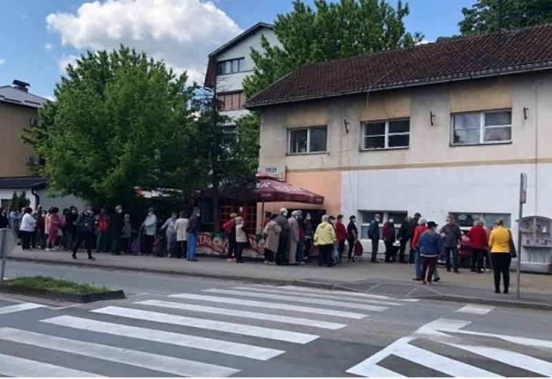 Red u Banja Luci - U Banja Luci stotine građana u redu čeka paket pomoći