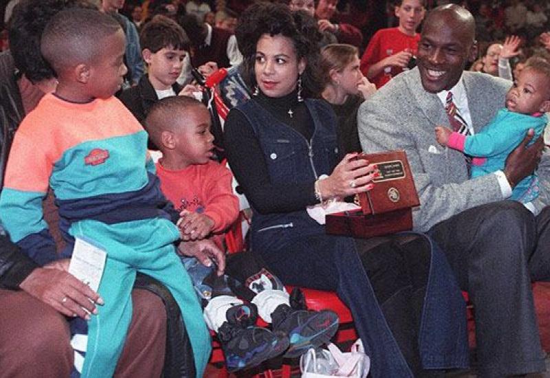 Obitelj Michaela Jacksona  - Ljubavni život Michaela Jordana: Prva njegova supruga uzela je milijune