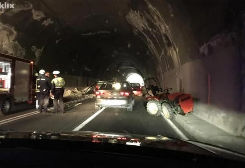 Sudarili su se osobni automobil i traktor - Troje ozlijeđenih u sudaru automobila i traktora u tunelu Ivan