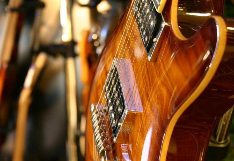 Akustična gitara Kurta Cobaina mogla bi biti prodana za više od milijun dolara