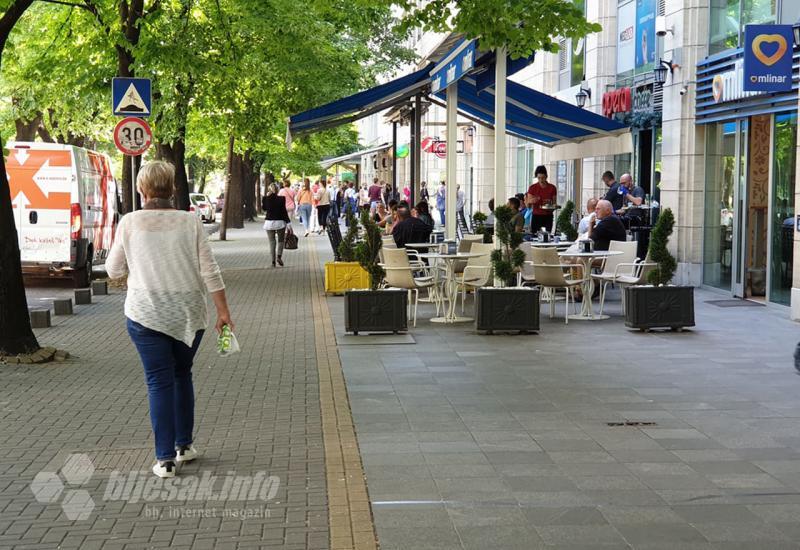 Kava nakon dugo vremena u Mostaru - Popustile mjere, građani pohrlili na terase kafića
