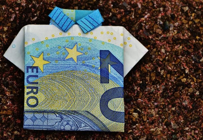 Dolar znatno pao, euro ojačao