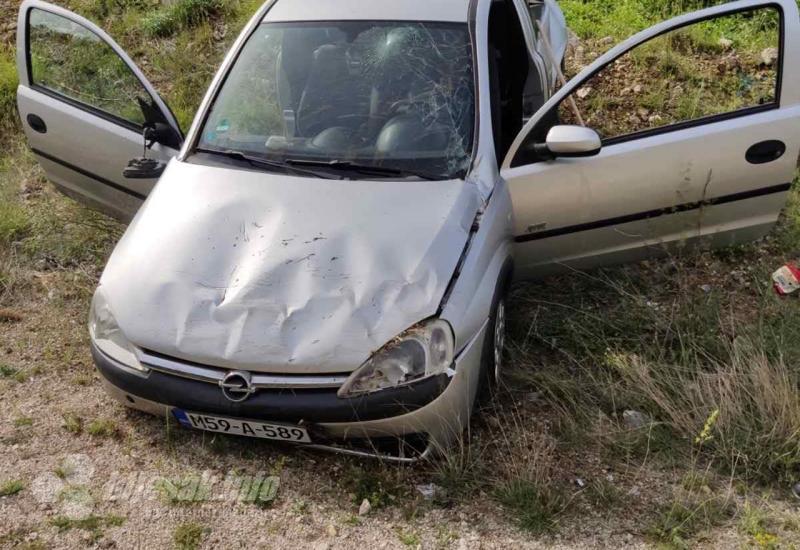 Prometna nesreća na Žovnici - Prometna nesreća na Žovnici: Corsa završila pokraj puta