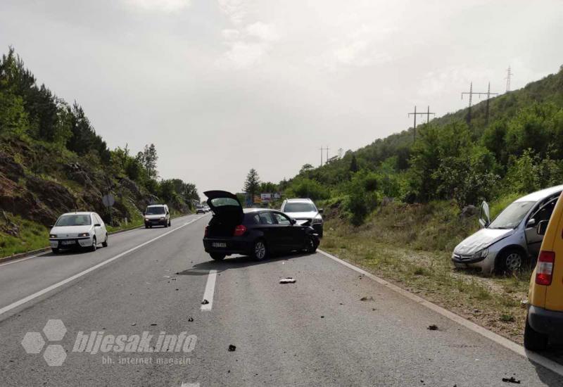 Prometna nesreća na Žovnici - Prometna nesreća na Žovnici: Corsa završila pokraj puta