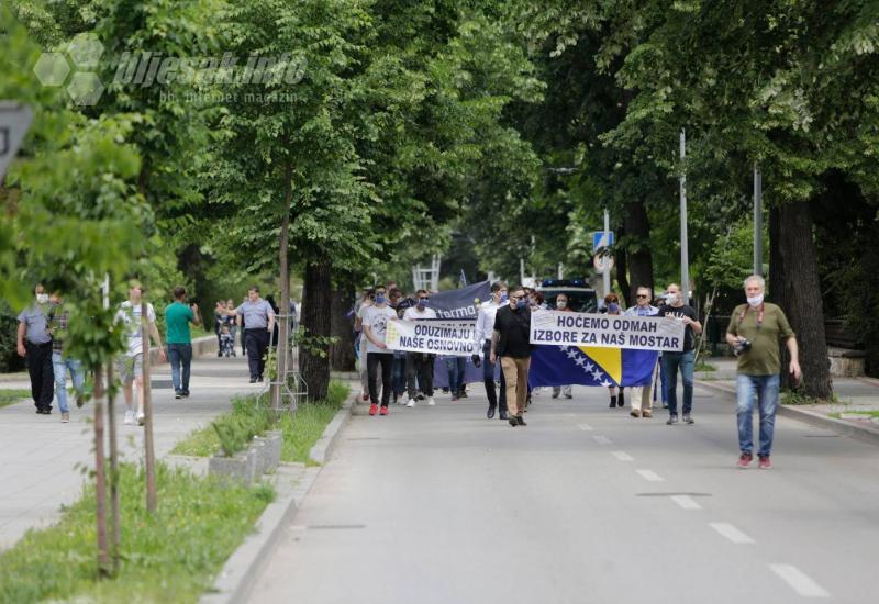 Prosvjedna šetnja u Mostaru - Mostar: Prosvjed 5 do 12, krenuo  u 12