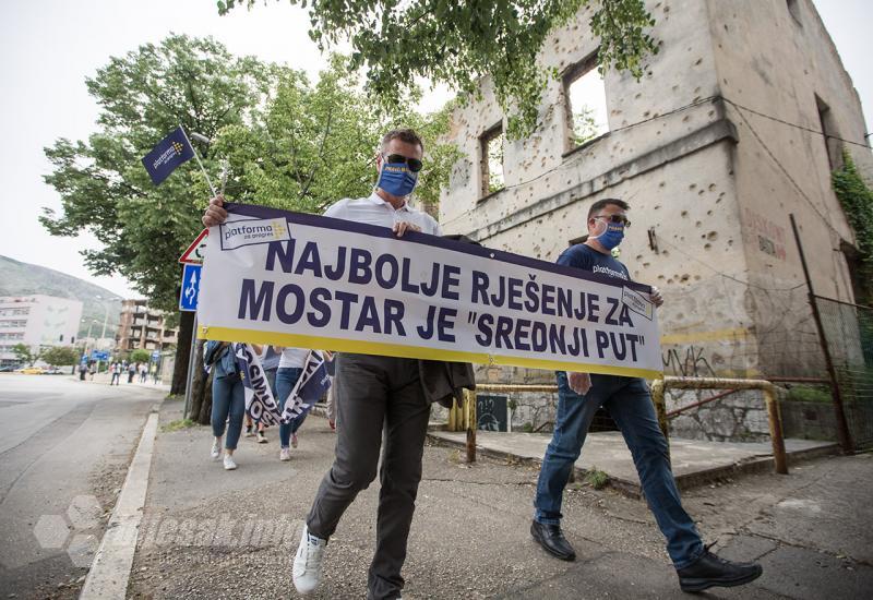 Mirna šetnja Platforme za progres zbog neraspisivanja izbora u Mostaru  - Stranci izabrali pogrešne partnere za Mostar