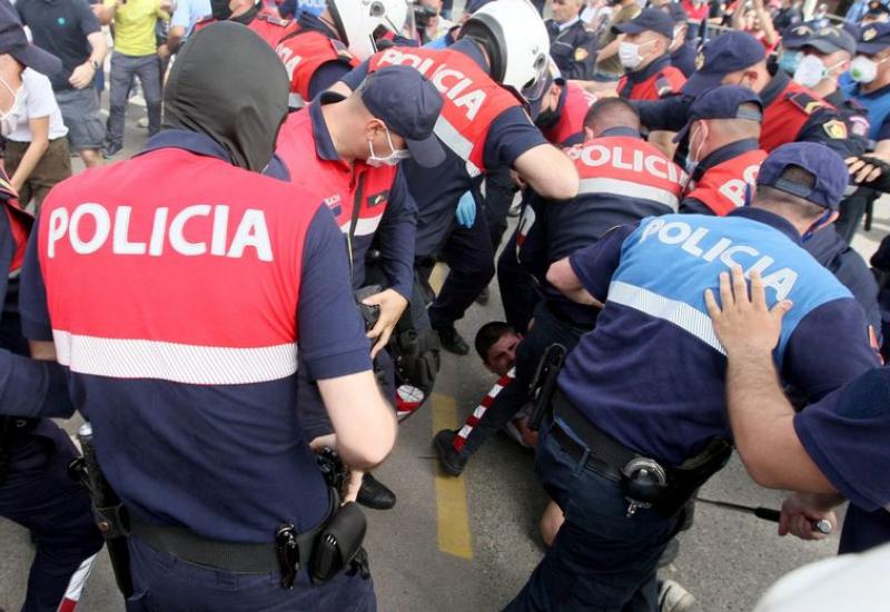 Tirana: Prosvjedi zbog rušenja kazališta - Kaos u Tirani: Prosvjedi zbog rušenja kazališta, policija tukla prosvjednike