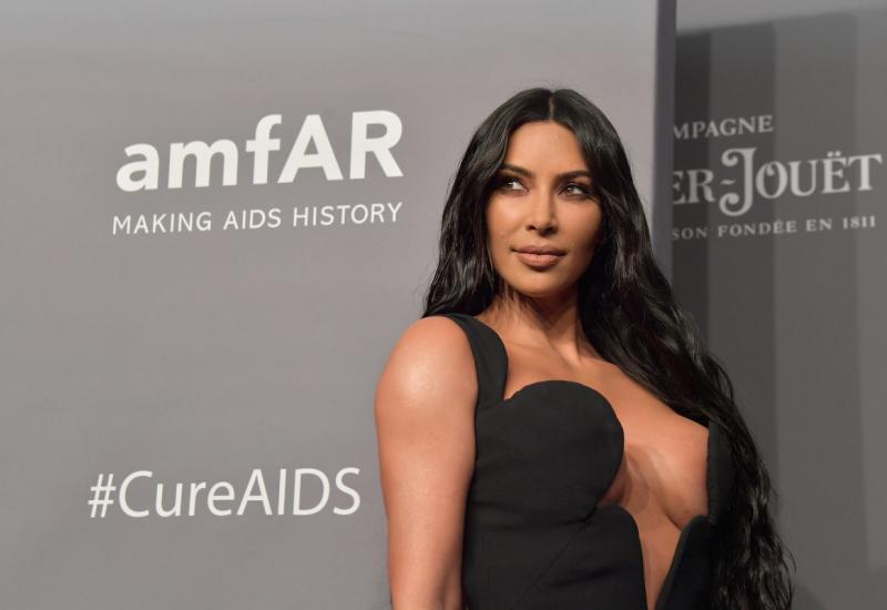 Kim Kardashian lansirala i u jednom danu prodala cijelu liniju maski za lice