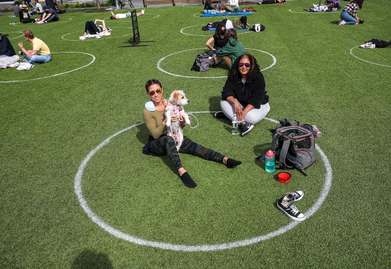 New York: U parku iscrtani krugovi kao znakovi čuvanja socijalne distance - New York: U parku iscrtani krugovi kao znakovi čuvanja socijalne distance