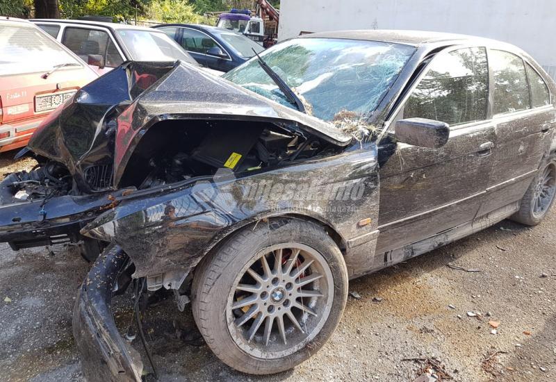 BMW smrskan nakon što je udario u drovo u Čapljini - BMW smrskan nakon što je udario u drovo u Čapljini