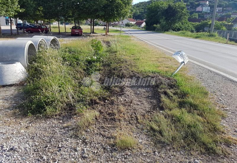 Mjesto nesreće - BMW smrskan nakon što je udario u drovo u Čapljini