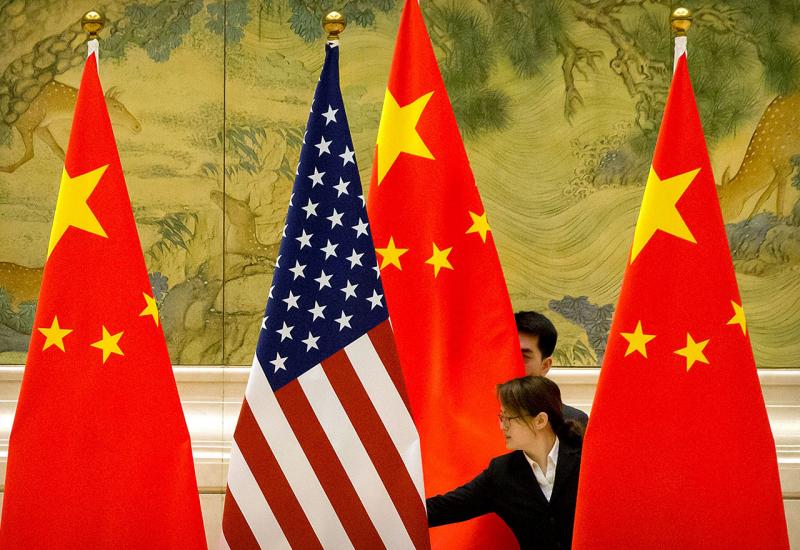 Zastava SAD i Kine - Biden neće odmah ukinuti tarife Kini