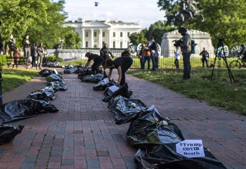 Mrtvačke vreće ispred Bijele kuće u Washingtonu