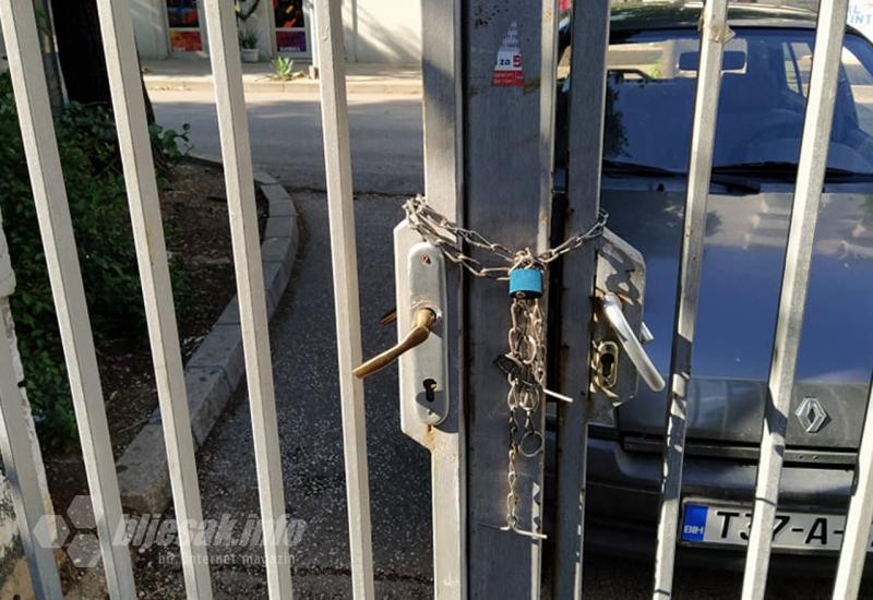 Zaključani sporedni ulazi na kampus Sveučilišta u Mostaru