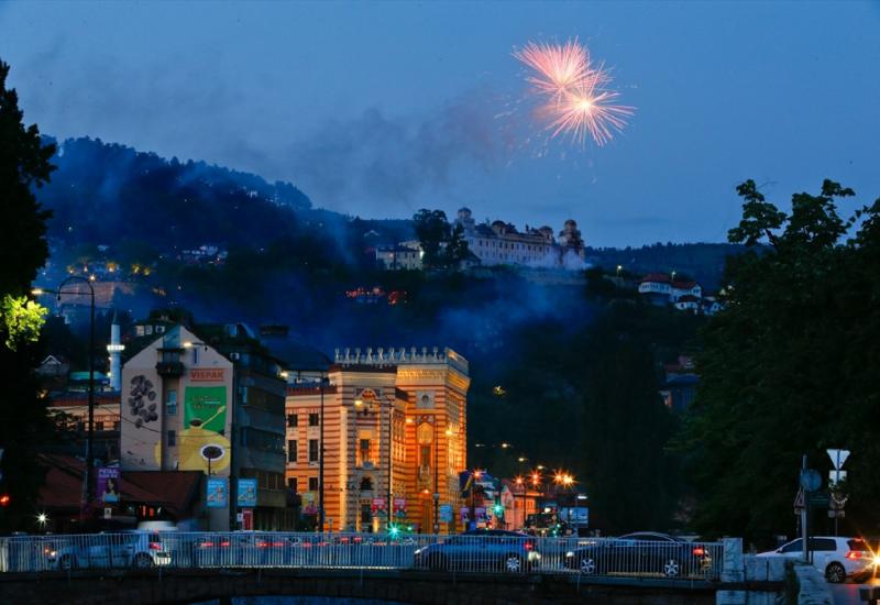 Slavlje povodom Ramazanskog bajrama: Vatromet obasjao Sarajevo
