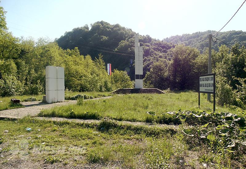 Partizanski spomenik pored Ugra - Kneževo (Skender Vakuf): Od ceste koju treba izbrisati s karti do slavskog žita
