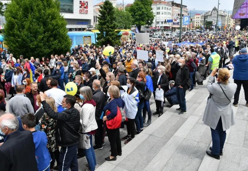 Više tisuća ljudi se okupilo se na prosvjedima u Sarajevu - Prosvjedima u Sarajevu najavljeno 
