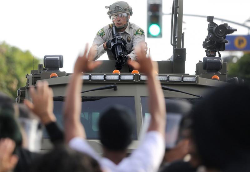 Nakon vala prosvjeda u brojnim gradovima uveden je policijski sat - Američki gradovi produljuju policijski sat, Nacionalna garda na ulicama