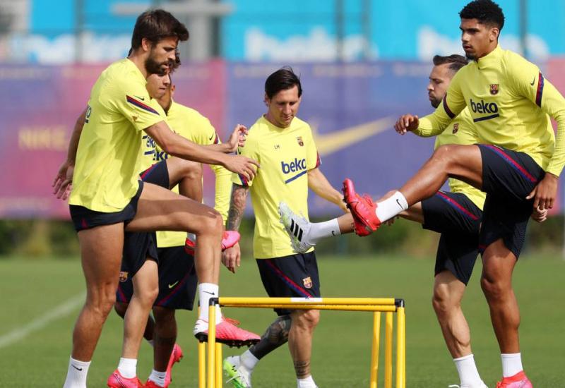 Trening igrača Barcelone - Španjolska Primera novom tehnologijom vraća navijače na tribine!